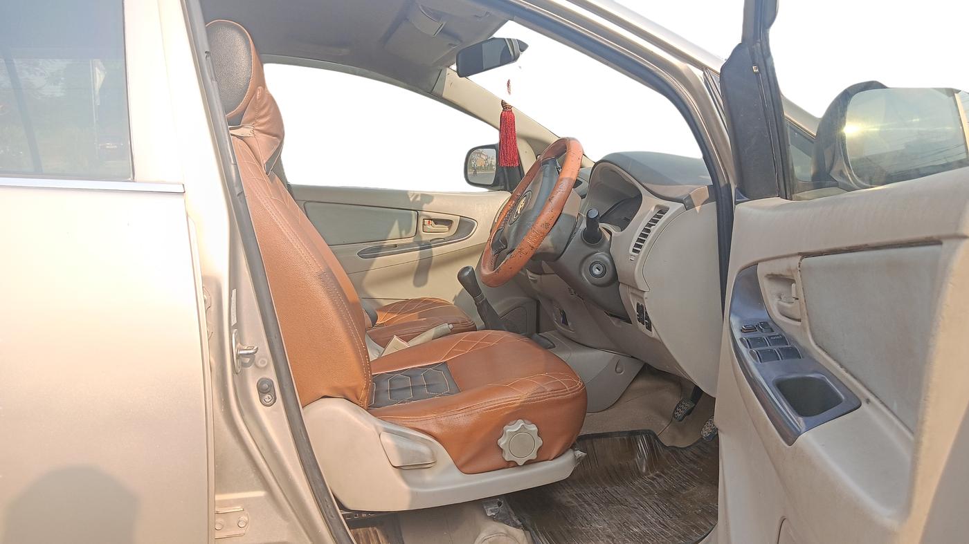 2010 Toyota Innova 2.5 G3, Diesel, Manual, 1,37,546 km, Right Side Front Door Cabin