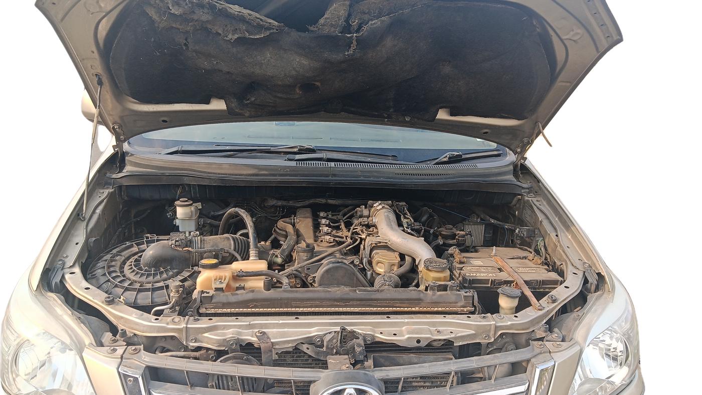 2010 Toyota Innova 2.5 G3, Diesel, Manual, 1,37,546 km, Open Bonnet