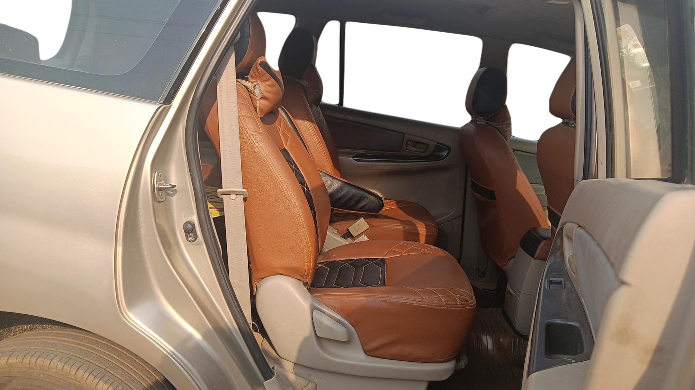 2010 Toyota Innova 2.5 G3, Diesel, Manual, 1,37,546 km, Right Side Rear Door Cabin