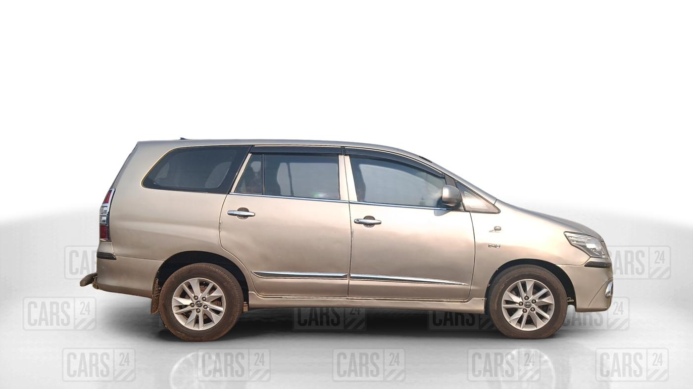 2010 Toyota Innova 2.5 G3, Diesel, Manual, 1,37,546 km, Right Side View
