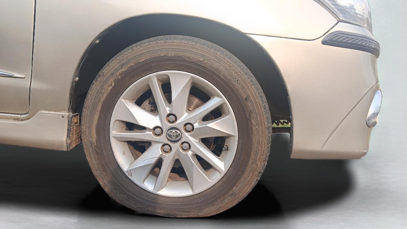 2010 Toyota Innova 2.5 G3, Diesel, Manual, 1,37,546 km, Right Front Wheel
