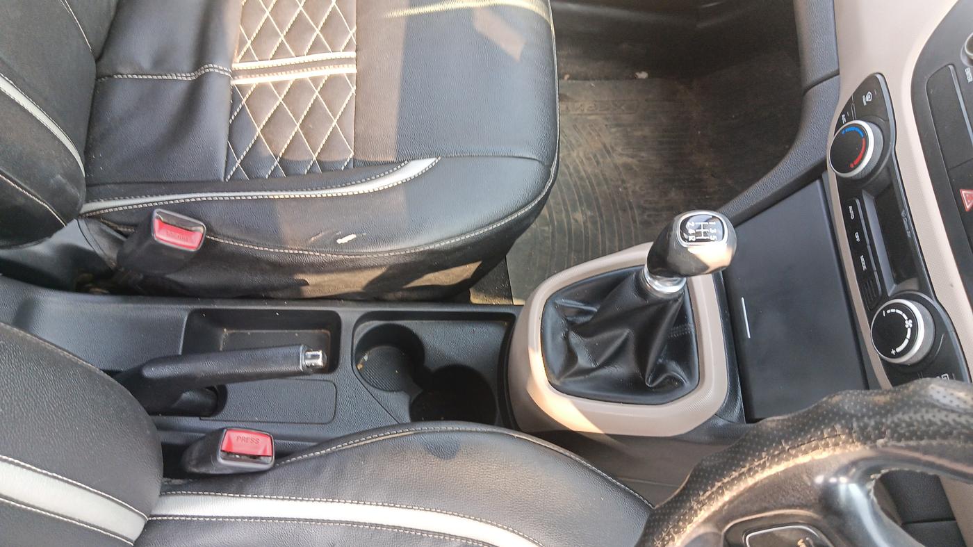 2014 Hyundai Xcent SX 1.2, Petrol, Manual, 92,617 km, Gear Lever