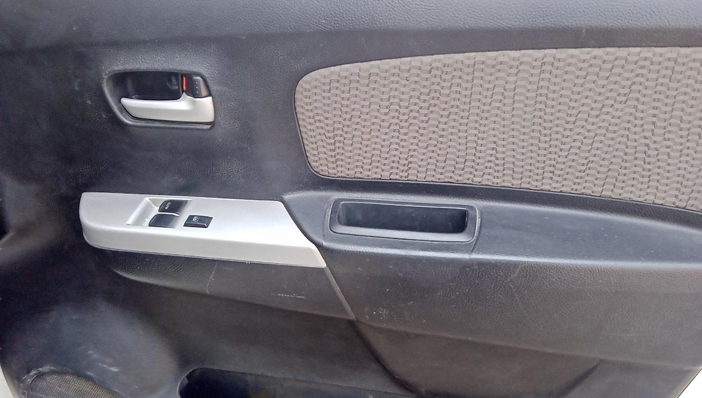 2014 Maruti Wagon R 1.0 LXI, Petrol, Manual, 83,072 km, Driver Side Door Panel Controls