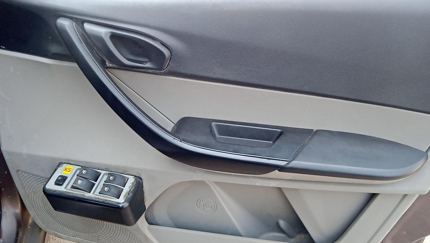 2017 Tata Tiago XE DIESEL, Diesel, Manual, 72,512 km, Driver Side Door Panel Controls