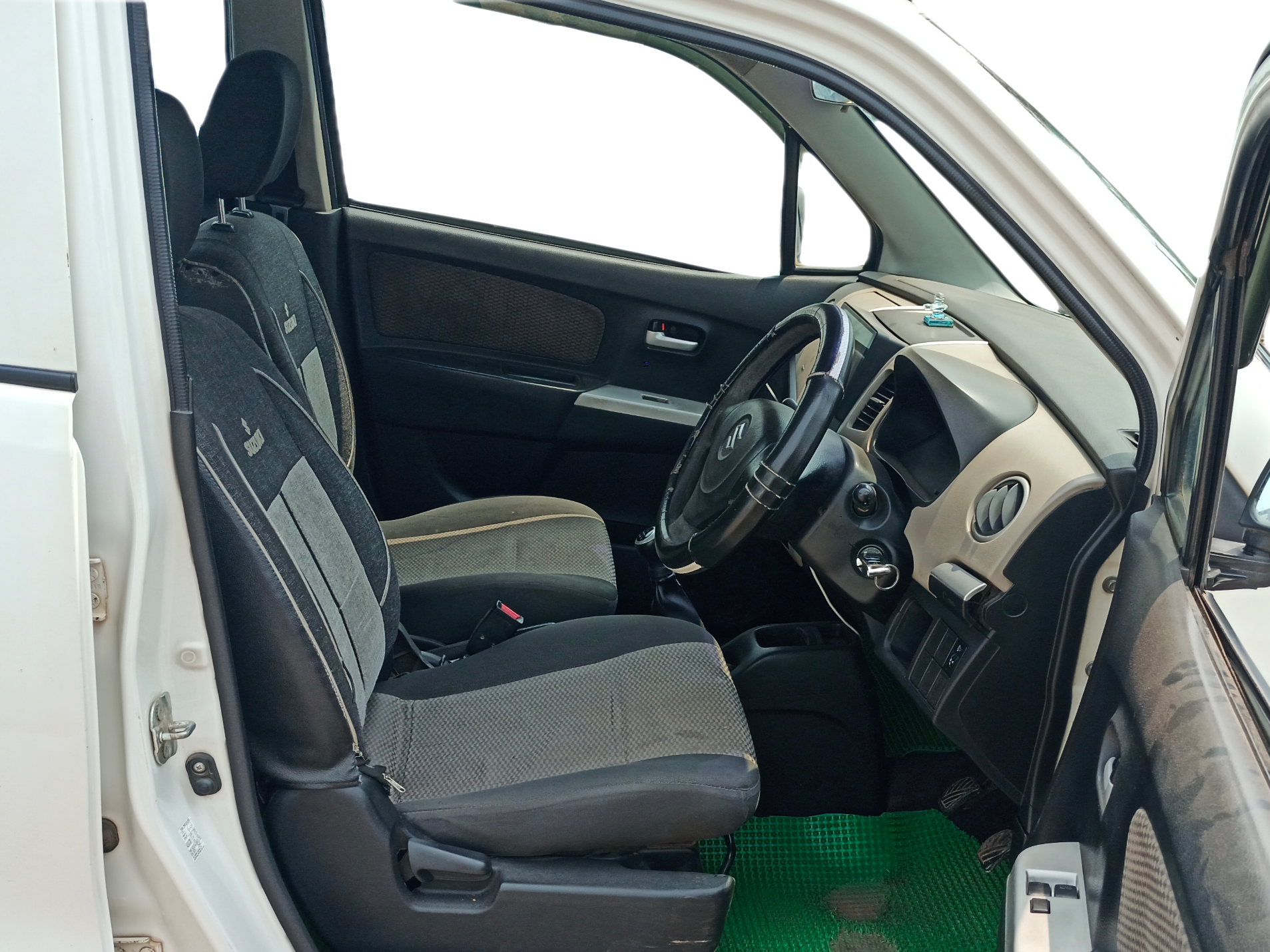 2015 Maruti Wagon R 1.0 LXI, Petrol, Manual, 74,438 km, Right Side Front Door Cabin