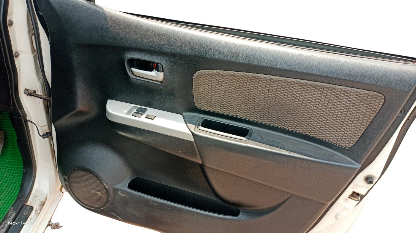 2015 Maruti Wagon R 1.0 LXI, Petrol, Manual, 74,438 km, Driver Side Door Panel Controls