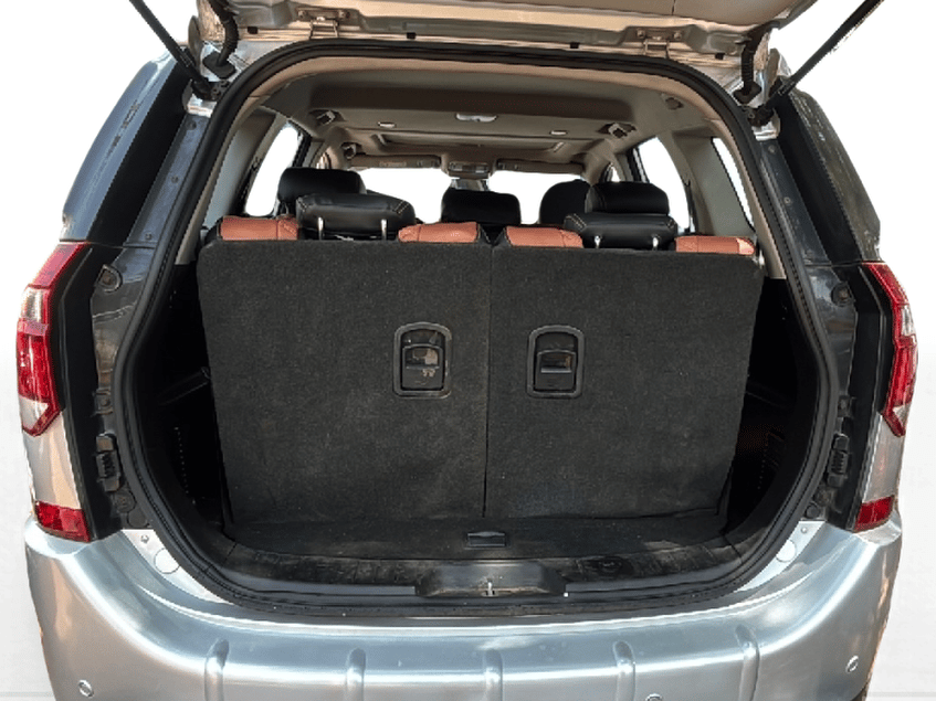 2018 Mahindra XUV500 W11 (O) AWD, Diesel, Manual, 78,437 km, Boot Inside
