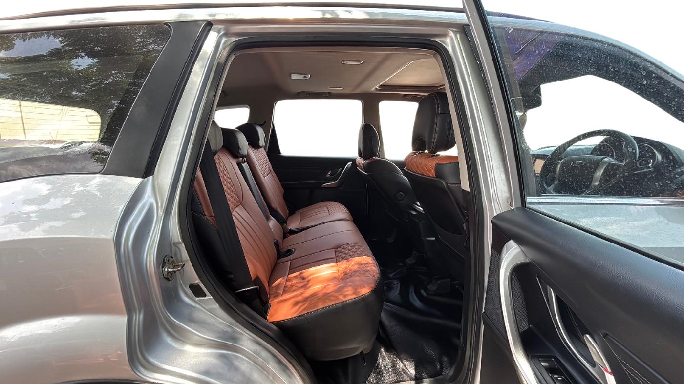 2018 Mahindra XUV500 W11 (O) AWD, Diesel, Manual, 78,437 km, Right Side Rear Door Cabin