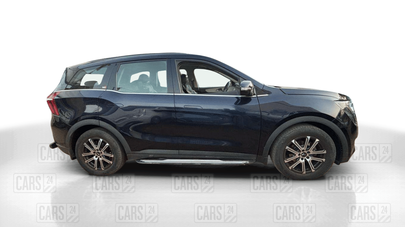 2022 Mahindra XUV700 AX 7 P AT 7 STR, Petrol, Automatic, 56,618 km, Right Side View