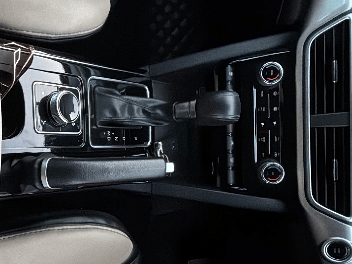2022 Mahindra XUV700 AX 7 P AT 7 STR, Petrol, Automatic, 56,618 km, Gear Lever