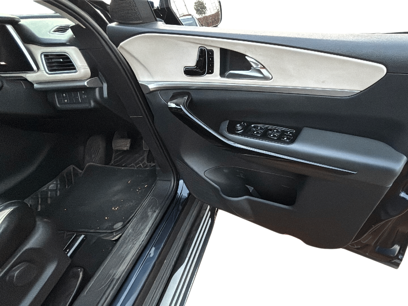 2022 Mahindra XUV700 AX 7 P AT 7 STR, Petrol, Automatic, 56,618 km, Driver Side Door Panel Controls