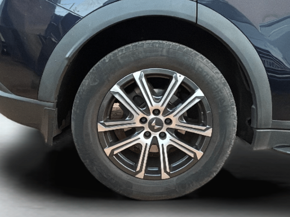 2022 Mahindra XUV700 AX 7 P AT 7 STR, Petrol, Automatic, 56,618 km, Right Rear Wheel