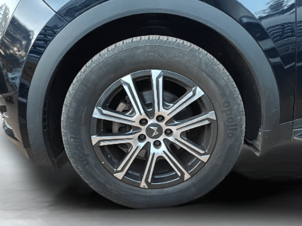 2022 Mahindra XUV700 AX 7 P AT 7 STR, Petrol, Automatic, 56,618 km, Left Front Wheel