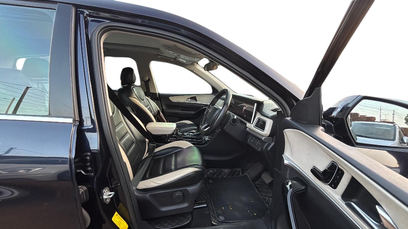 2022 Mahindra XUV700 AX 7 P AT 7 STR, Petrol, Automatic, 56,618 km, Right Side Front Door Cabin