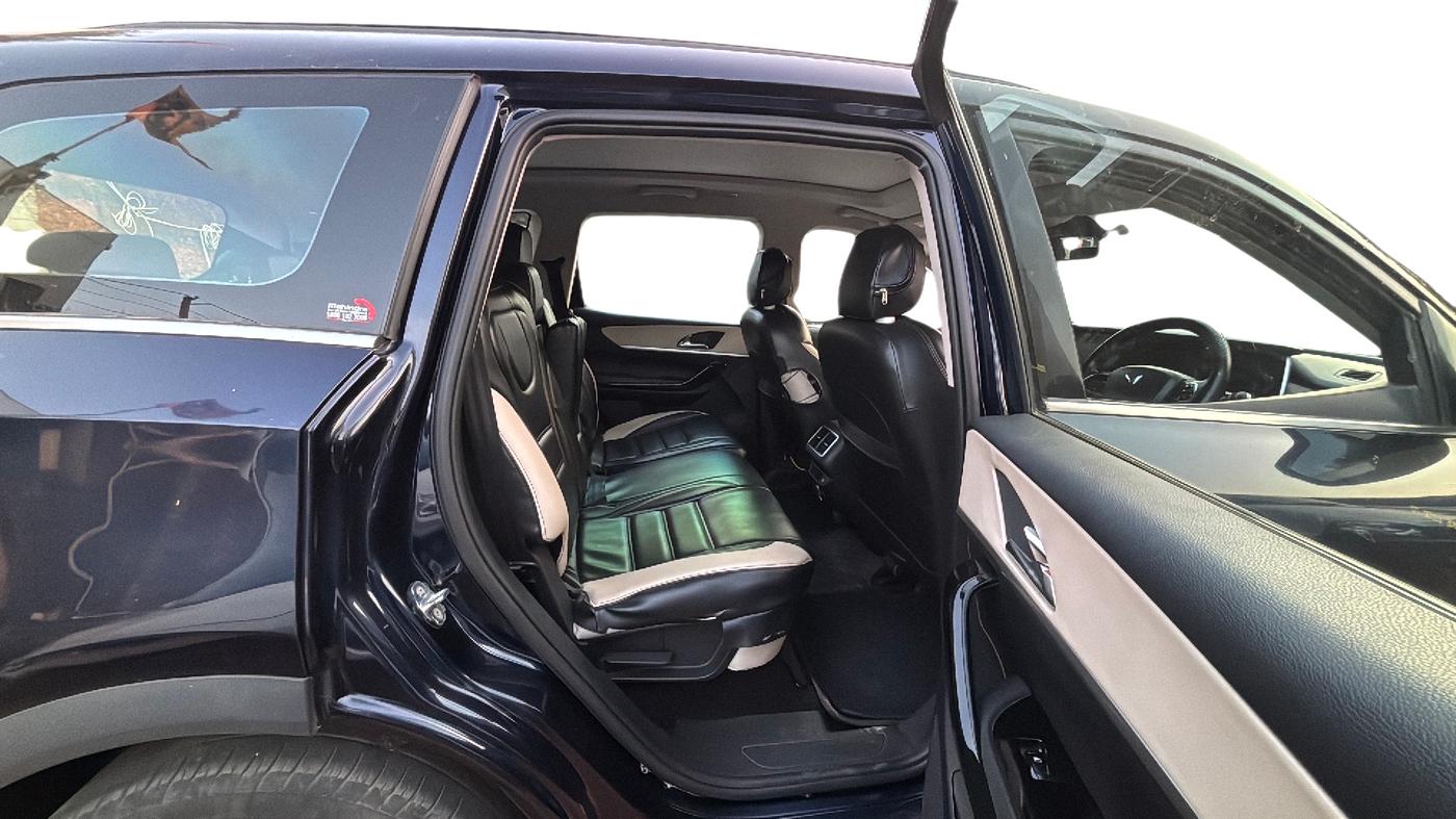 2022 Mahindra XUV700 AX 7 P AT 7 STR, Petrol, Automatic, 56,618 km, Right Side Rear Door Cabin