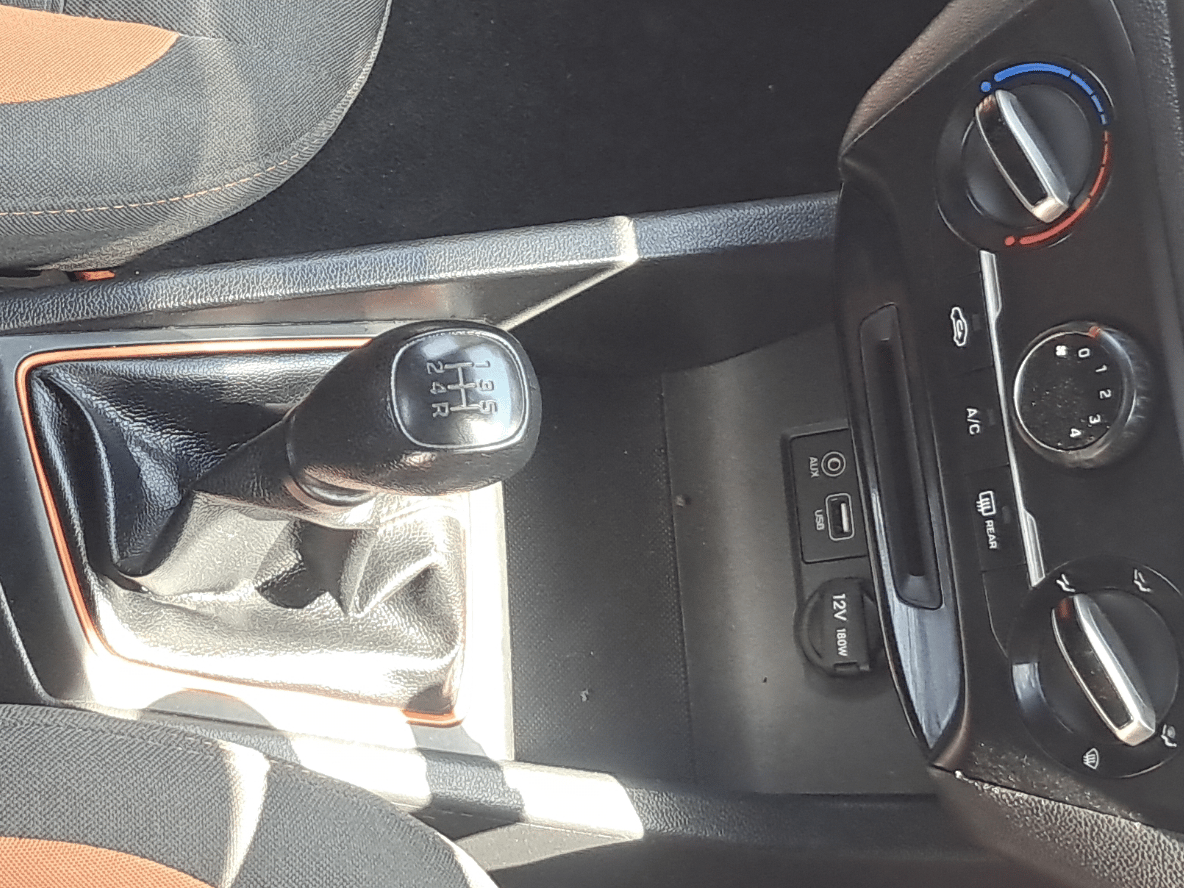 2016 Hyundai i20 Active 1.2 S, Petrol, Manual, 1,35,600 km, Gear Lever