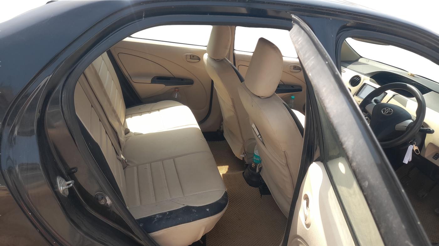 2019 Toyota Etios CROSS 1.2 G, Petrol, Manual, 72,091 km, Right Side Rear Door Cabin