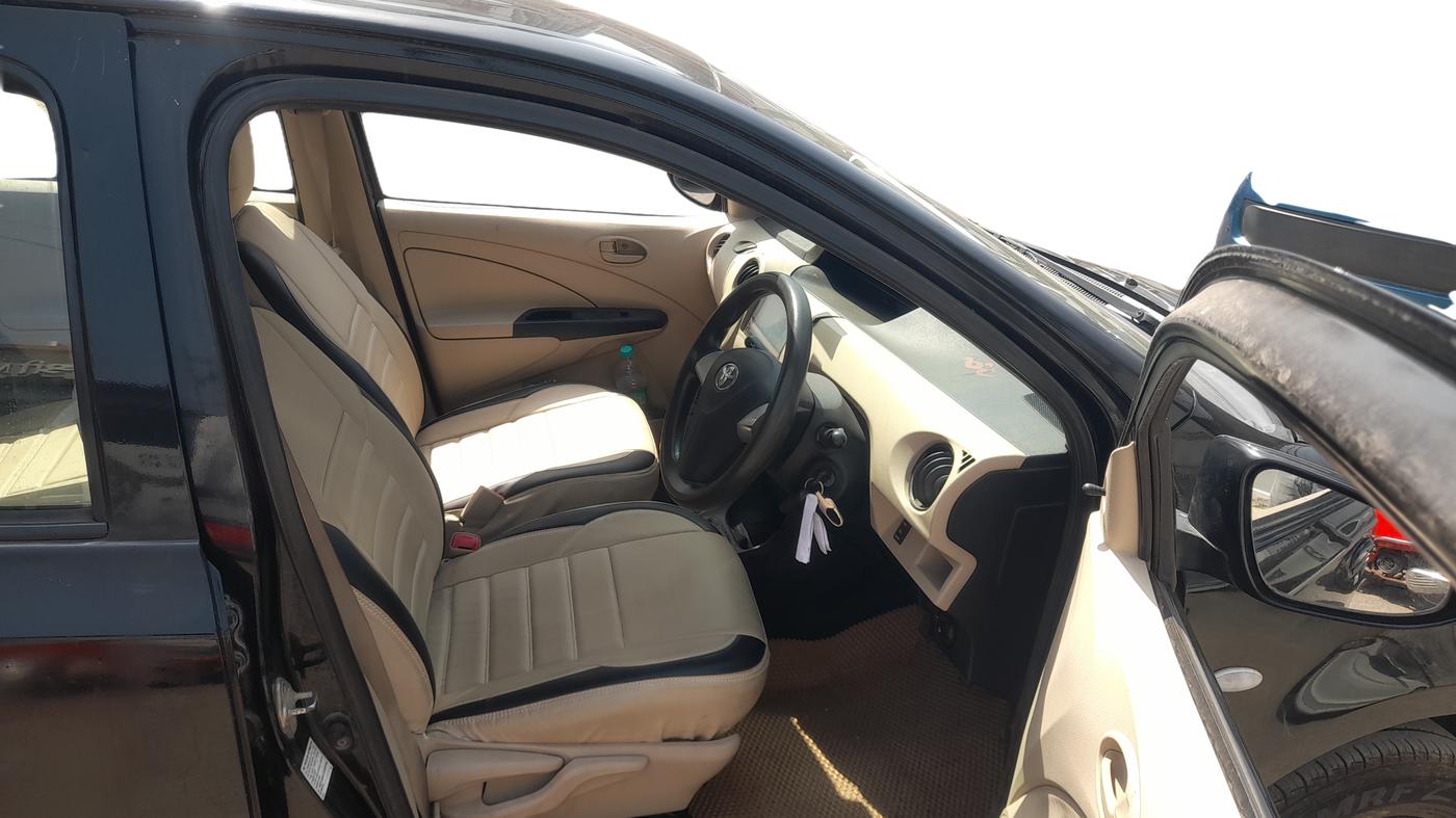 2019 Toyota Etios CROSS 1.2 G, Petrol, Manual, 72,091 km, Right Side Front Door Cabin