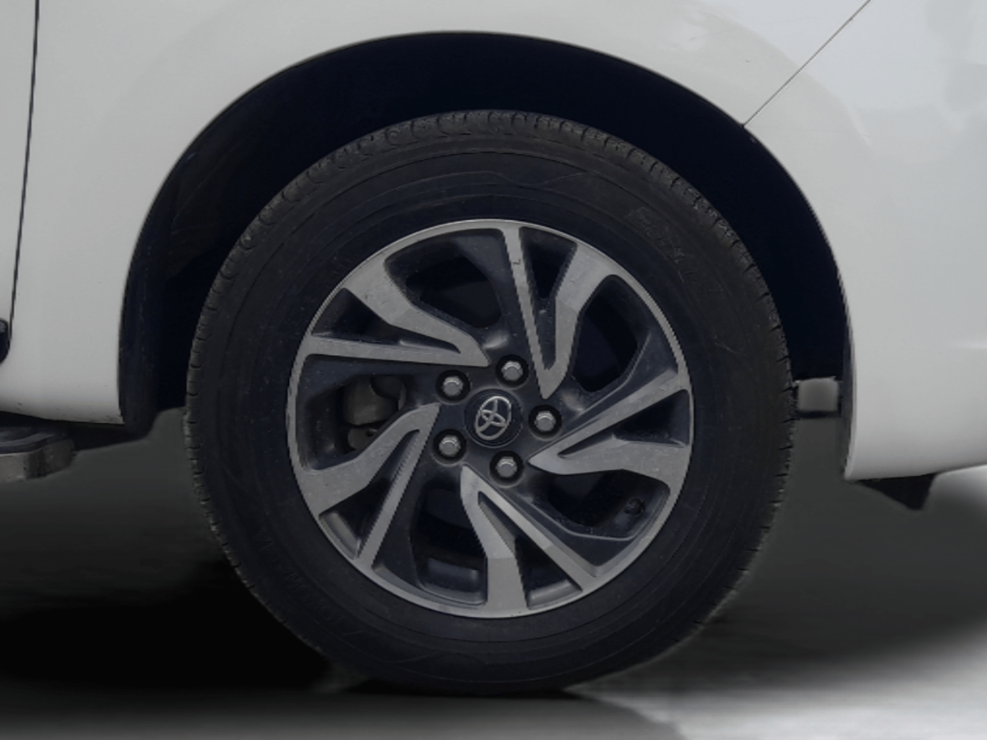 2022 Toyota Innova Crysta 2.4 G 7 STR, Diesel, Manual, 85,110 km, Right Front Wheel