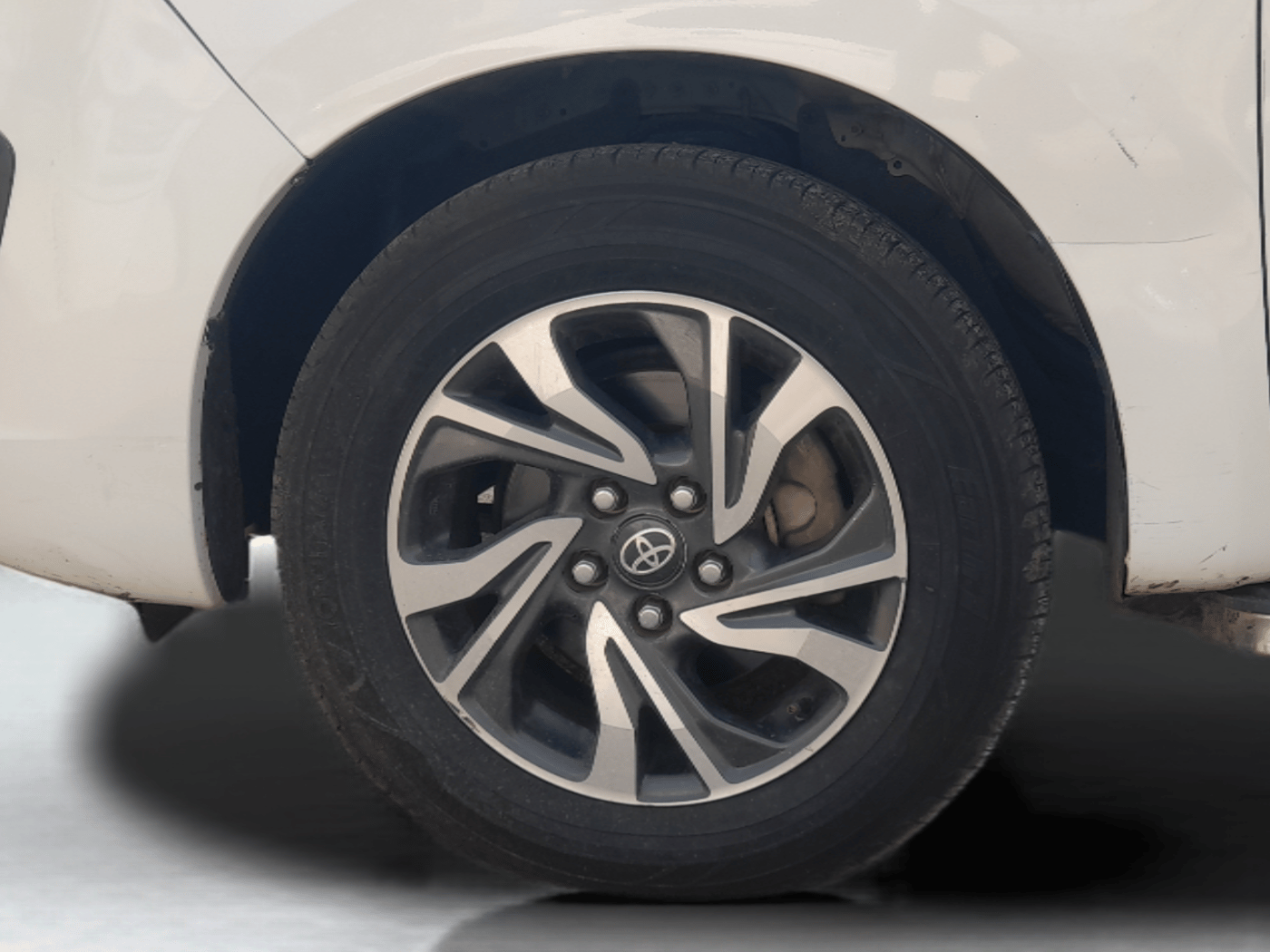 2022 Toyota Innova Crysta 2.4 G 7 STR, Diesel, Manual, 85,110 km, Left Front Wheel