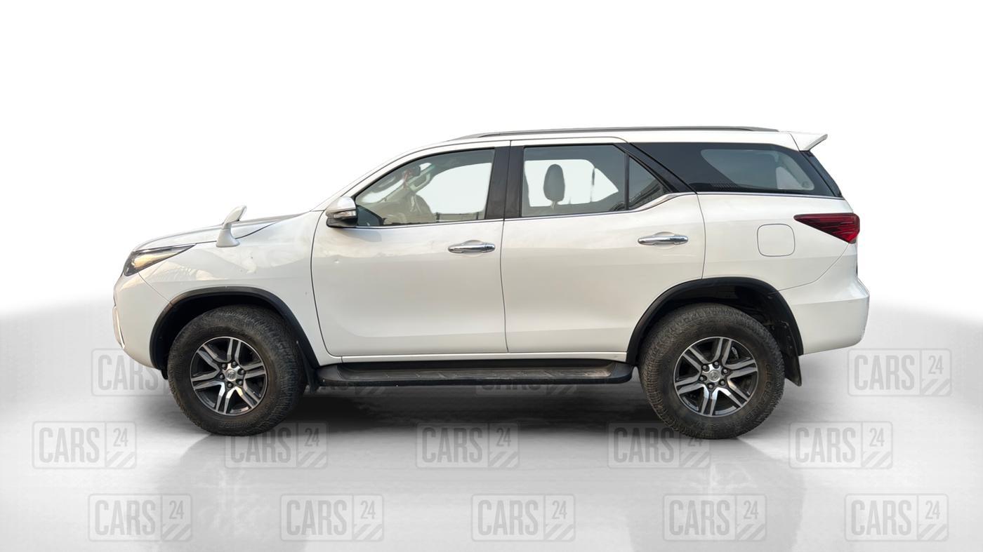 2017 Toyota Fortuner 2.8 4X2 MT, Diesel, Manual, 67,899 km, Left Side