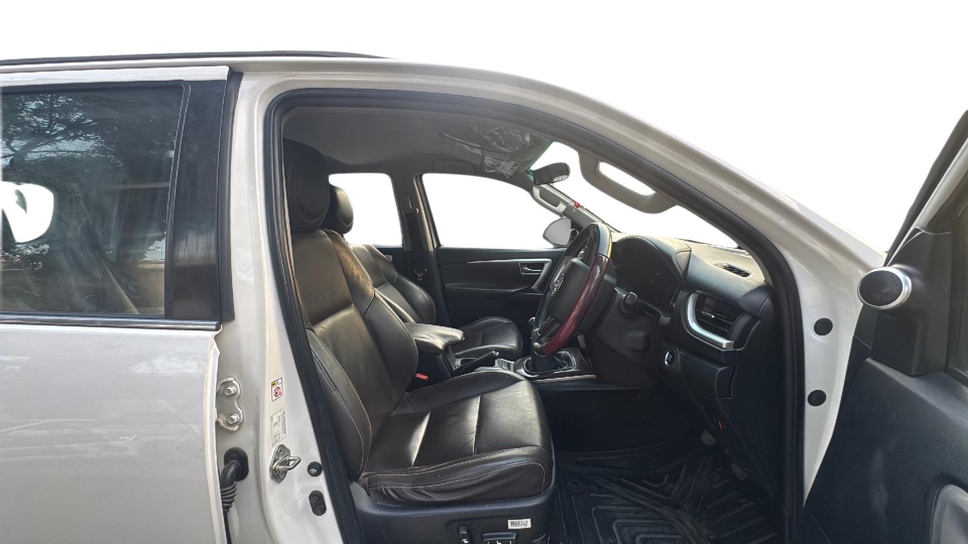 2017 Toyota Fortuner 2.8 4X2 MT, Diesel, Manual, 67,899 km, Right Side Front Door Cabin
