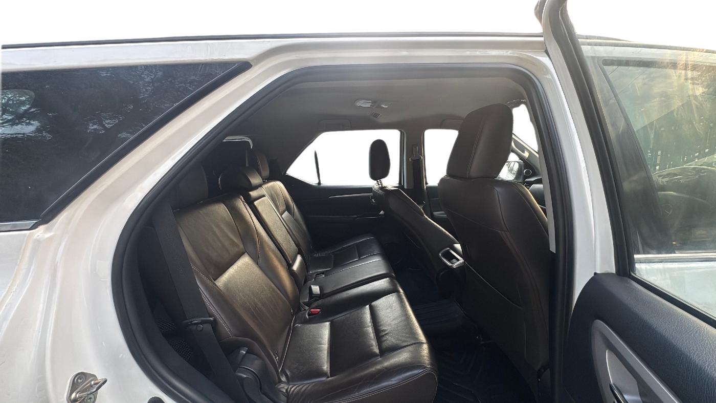 2017 Toyota Fortuner 2.8 4X2 MT, Diesel, Manual, 67,899 km, Right Side Rear Door Cabin