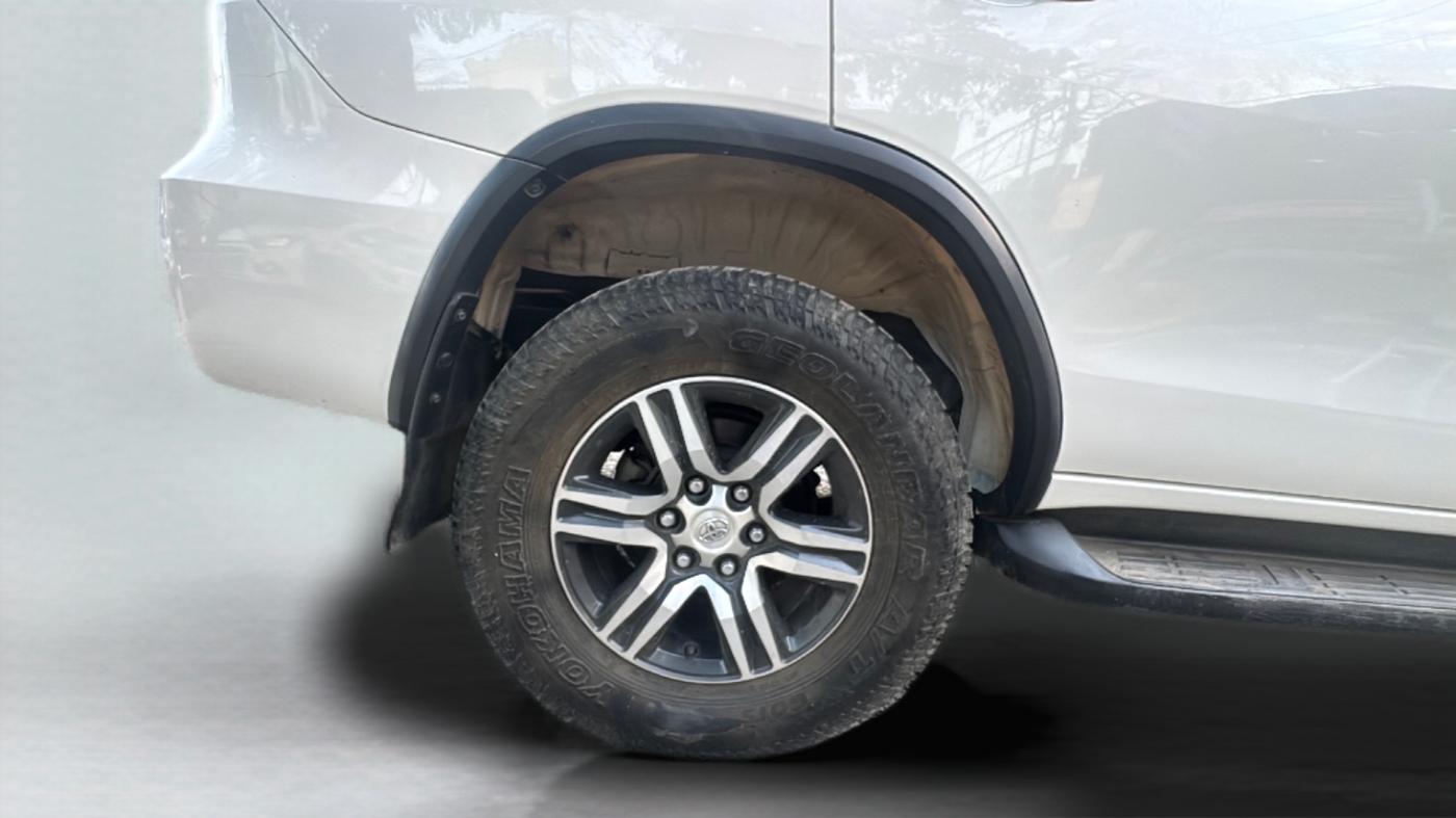 2017 Toyota Fortuner 2.8 4X2 MT, Diesel, Manual, 67,899 km, Right Rear Wheel