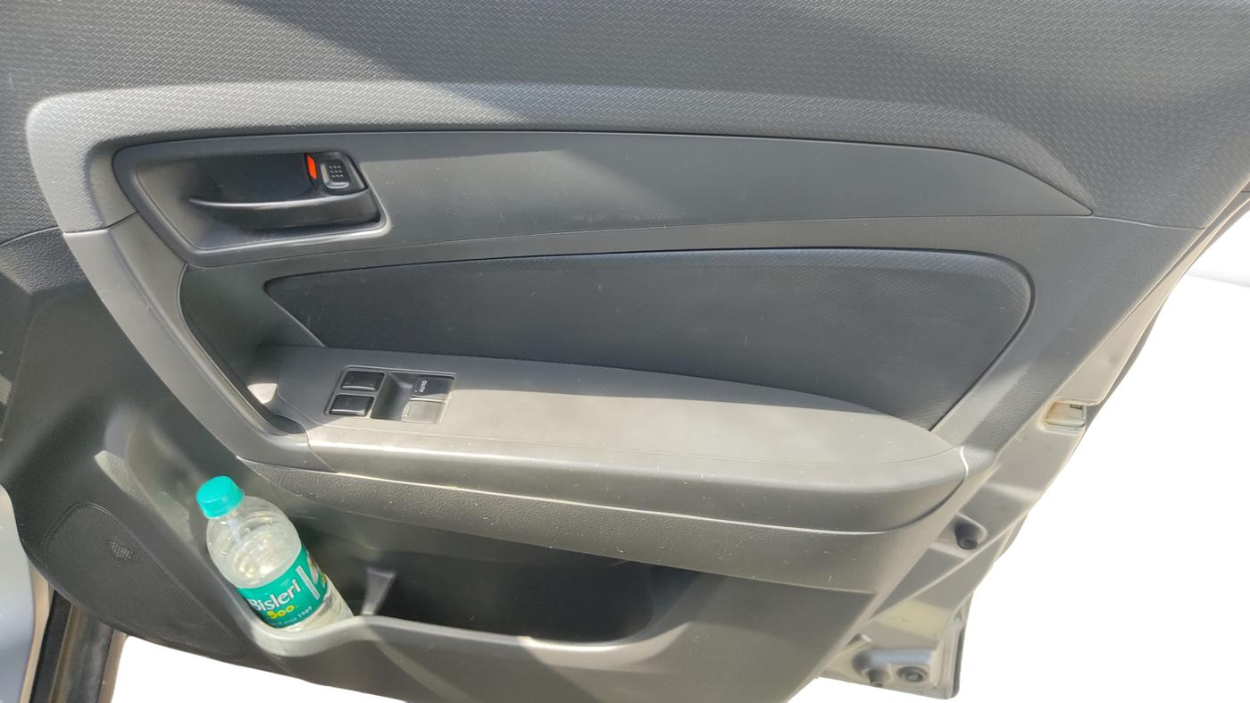2017 Maruti Vitara Brezza LDI (O), Diesel, Manual, 70,307 km, Driver Side Door Panel Controls