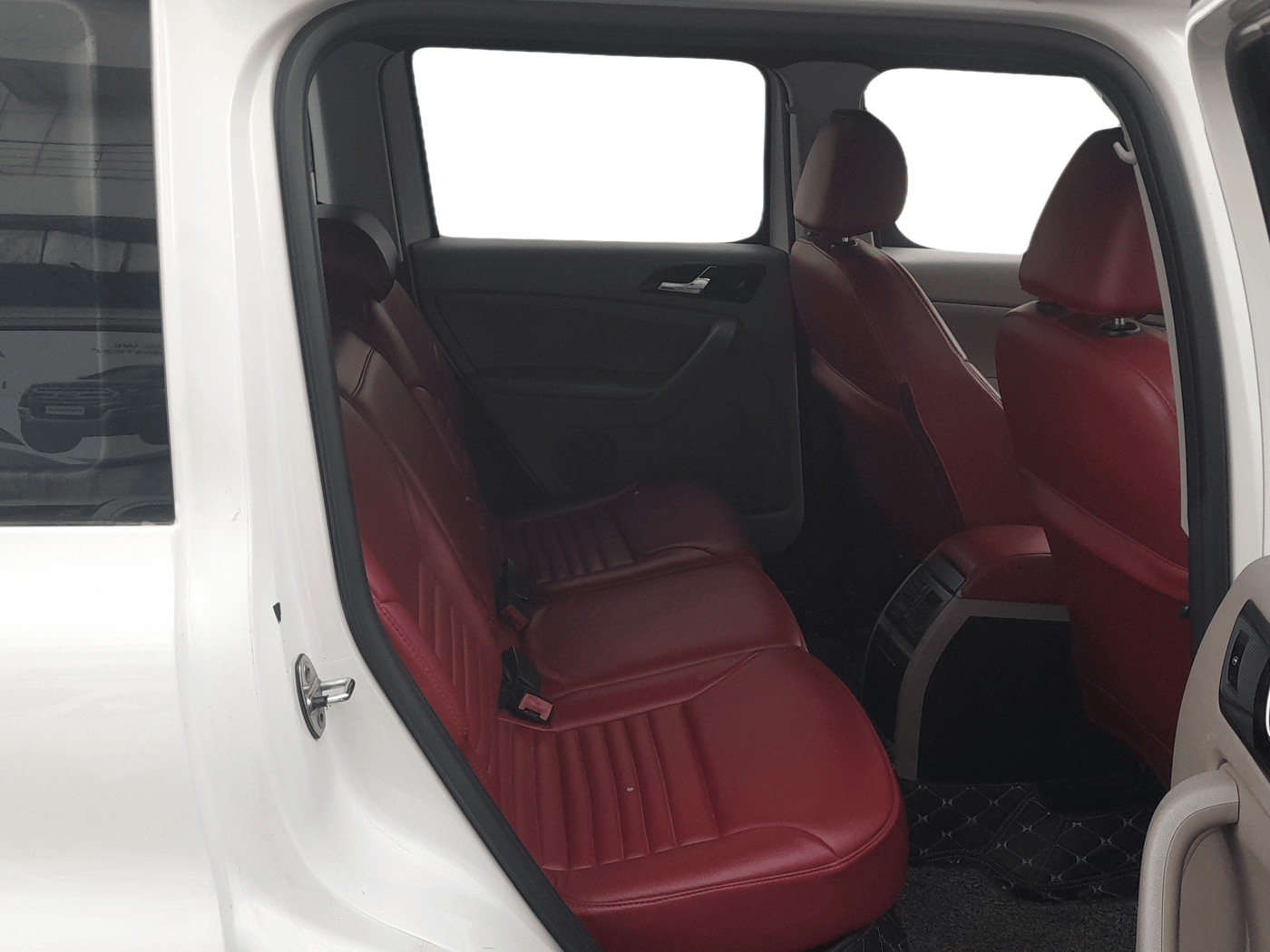 2014 Skoda Yeti AMBIENTE, Diesel, Manual, 81,000 km, Right Side Rear Door Cabin