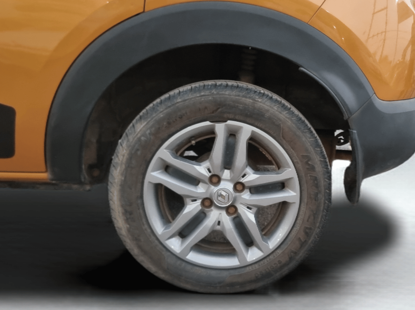 2019 Renault TRIBER RXZ, Petrol, Manual, 86,800 km, Left Rear Wheel