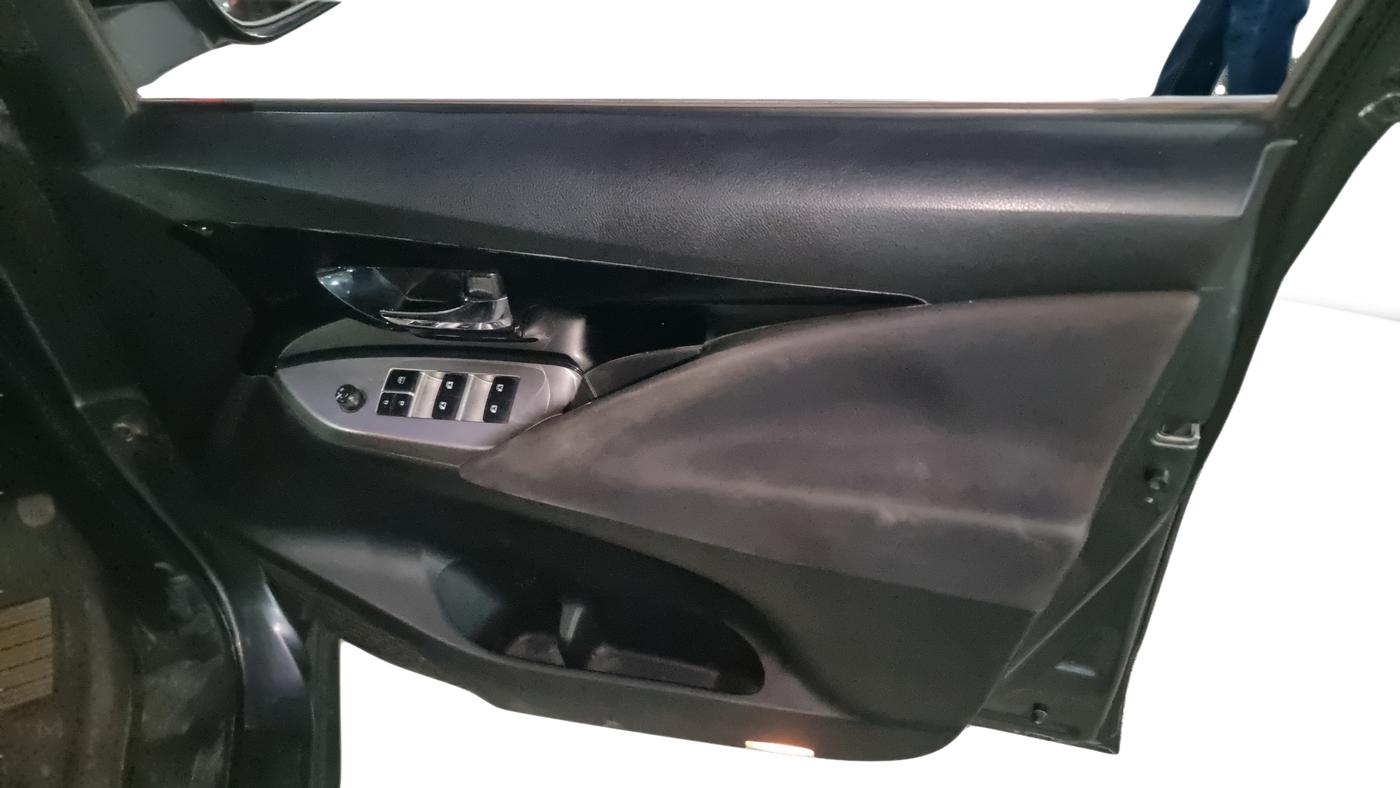 2017 Toyota Innova Crysta 2.4 VX 7 STR, Diesel, Manual, 1,38,979 km, Driver Side Door Panel Controls