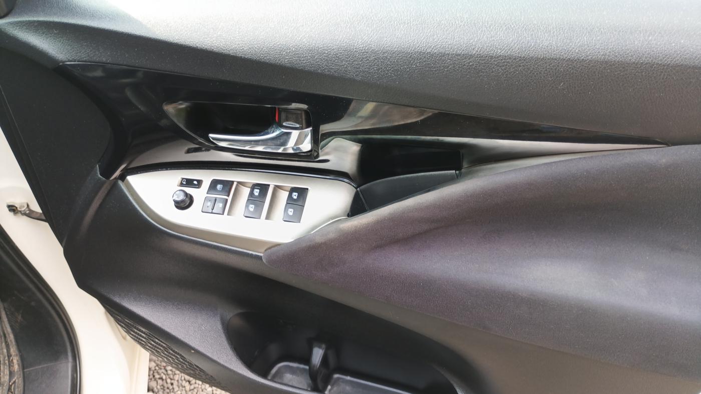 2017 Toyota Innova Crysta 2.4 ZX 7 STR, Diesel, Manual, 1,94,485 km, Driver Side Door Panel Controls