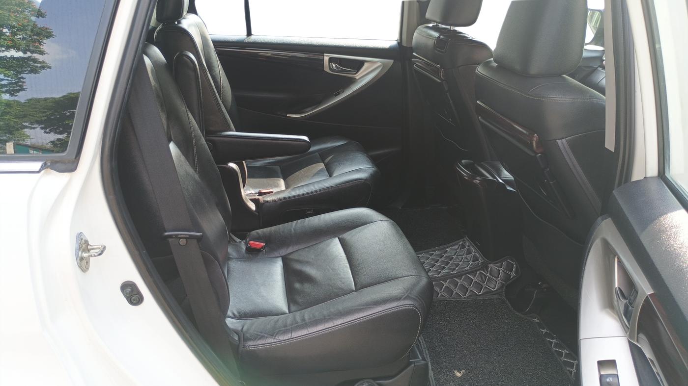 2017 Toyota Innova Crysta 2.4 ZX 7 STR, Diesel, Manual, 1,94,485 km, Right Side Rear Door Cabin