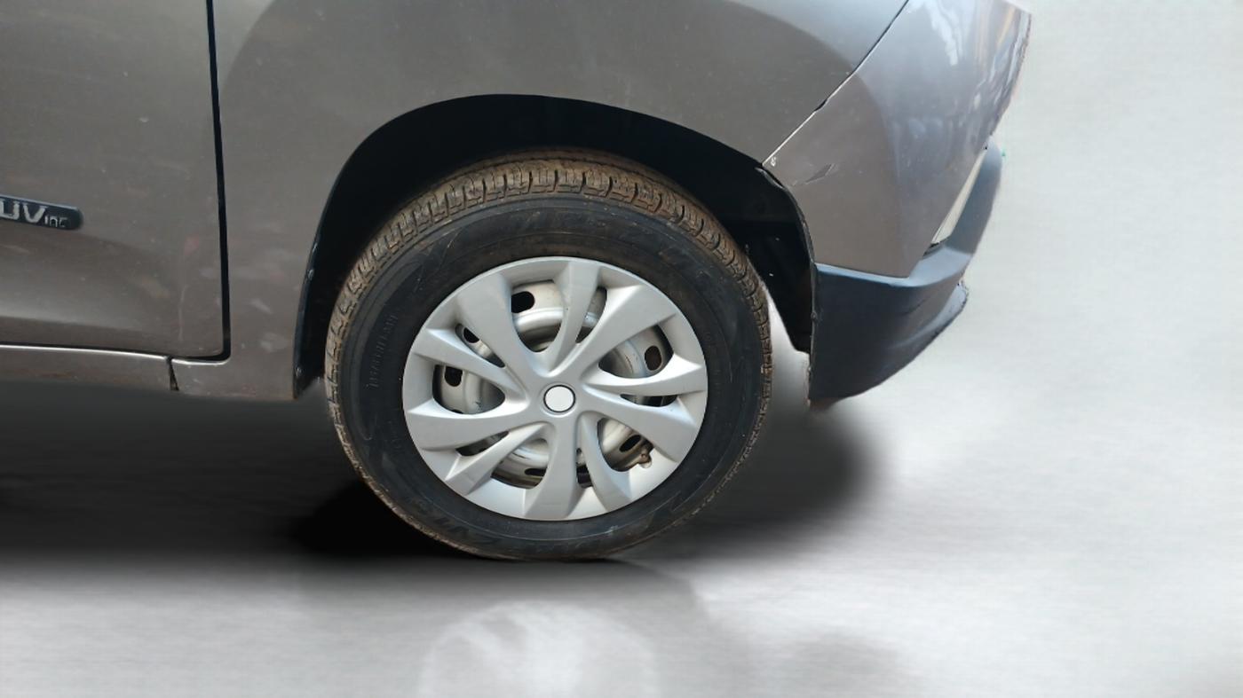 2016 Mahindra Kuv100 K2 D 6 STR, Diesel, Manual, 86,855 km, Right Front Wheel