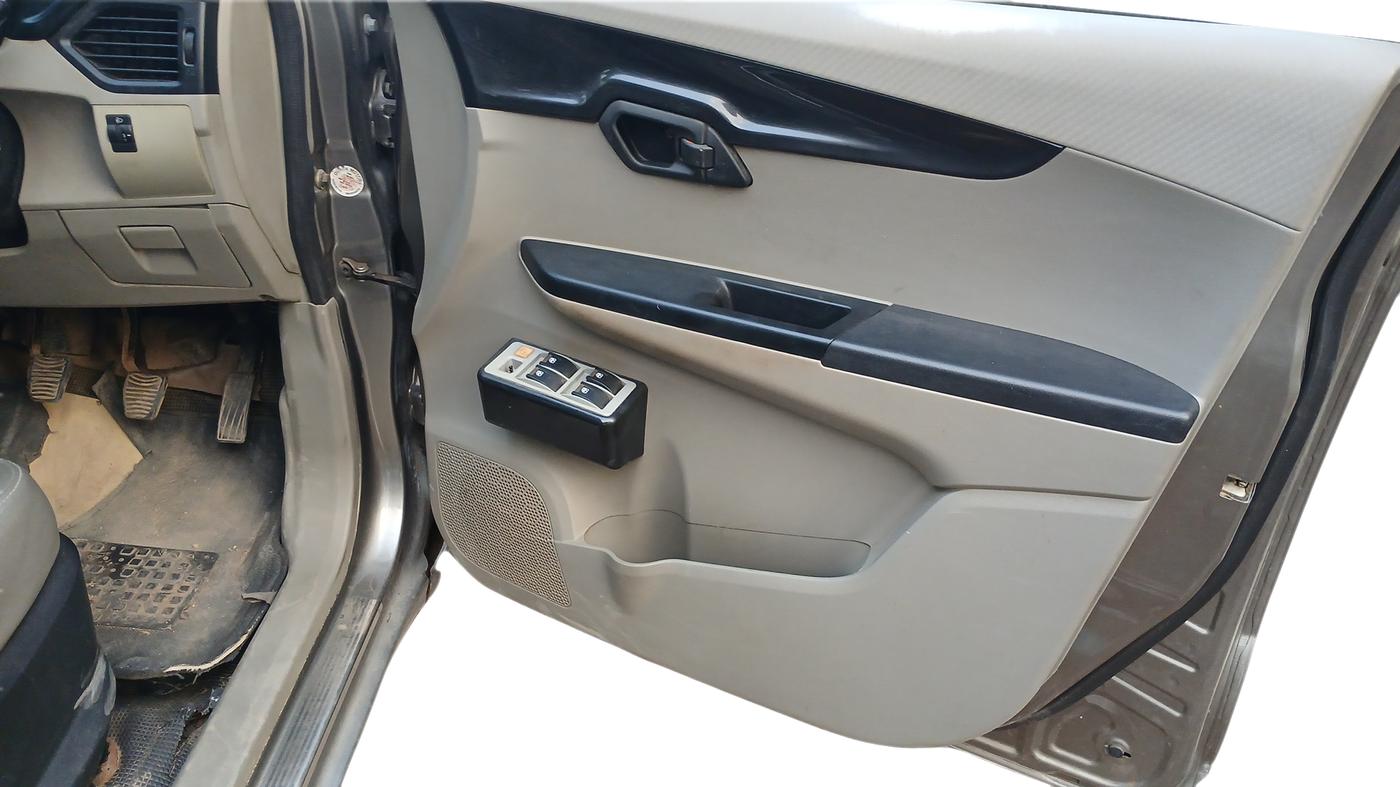 2016 Mahindra Kuv100 K2 D 6 STR, Diesel, Manual, 86,855 km, Driver Side Door Panel Controls