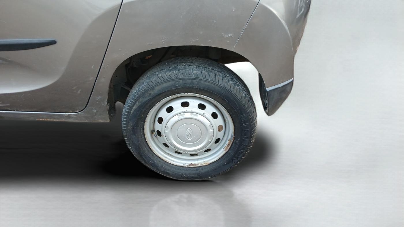 2016 Mahindra Kuv100 K2 D 6 STR, Diesel, Manual, 86,855 km, Left Rear Wheel