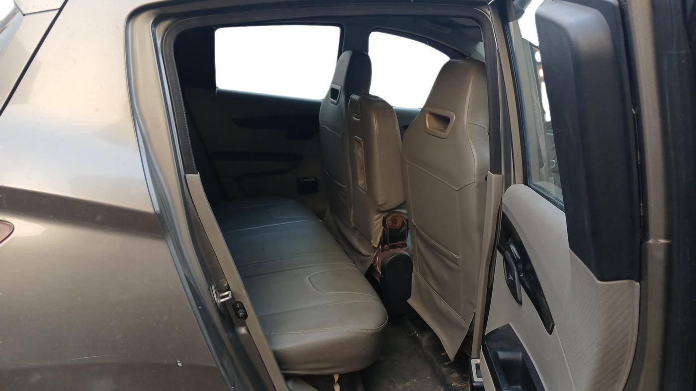 2016 Mahindra Kuv100 K2 D 6 STR, Diesel, Manual, 86,855 km, Right Side Rear Door Cabin