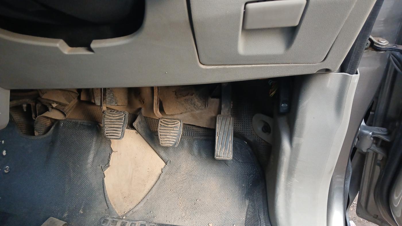 2016 Mahindra Kuv100 K2 D 6 STR, Diesel, Manual, 86,855 km, Pedals