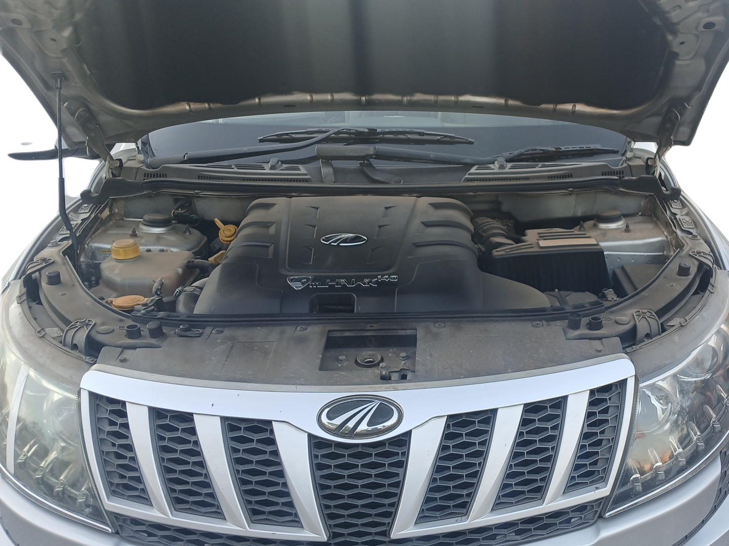 2015 Mahindra XUV500 W4, Diesel, Manual, 1,10,000 km, Open Bonnet