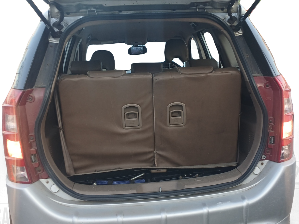 2015 Mahindra XUV500 W4, Diesel, Manual, 1,10,000 km, Boot Inside