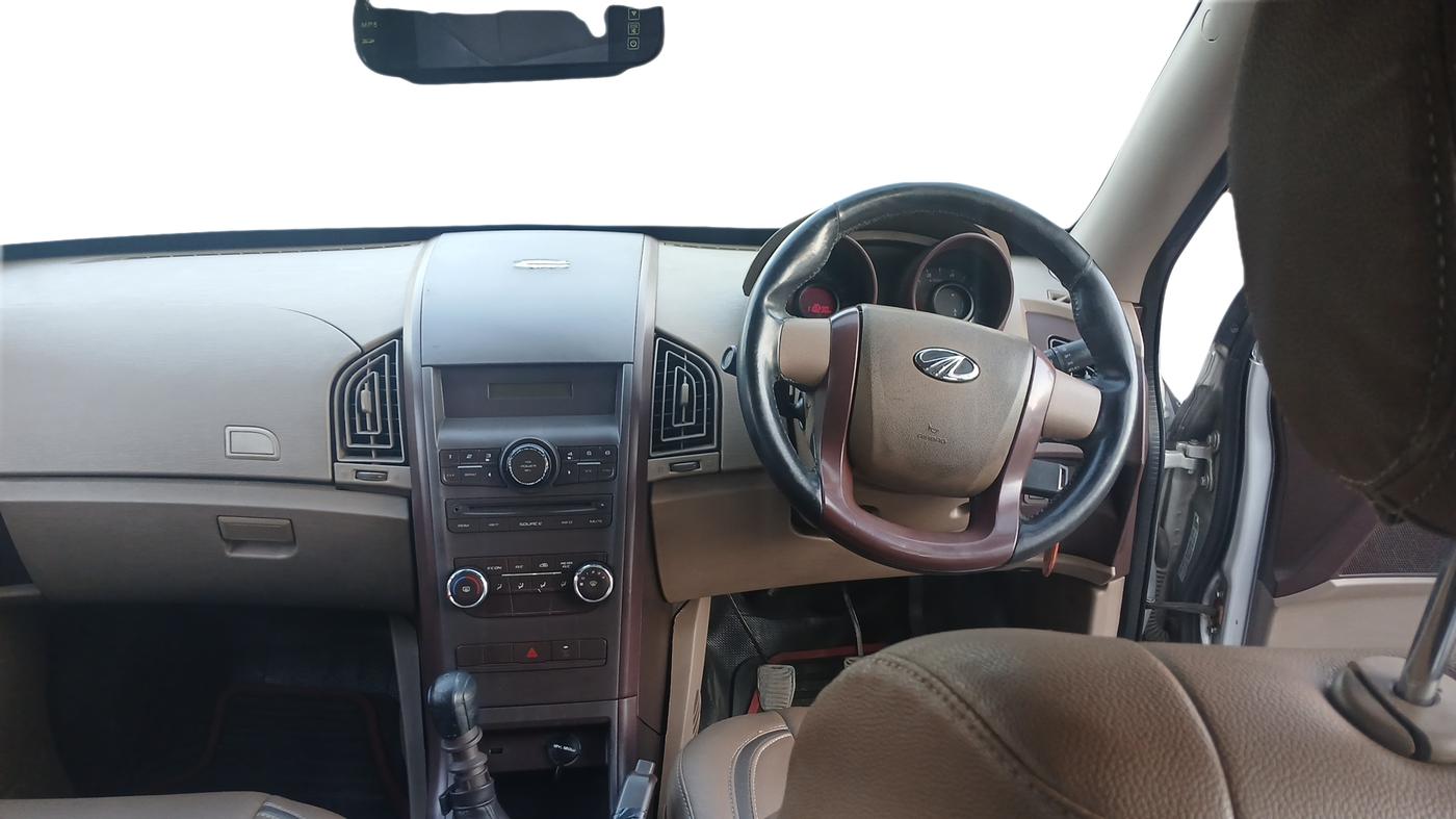 2015 Mahindra XUV500 W4, Diesel, Manual, 1,10,000 km, Dashboard