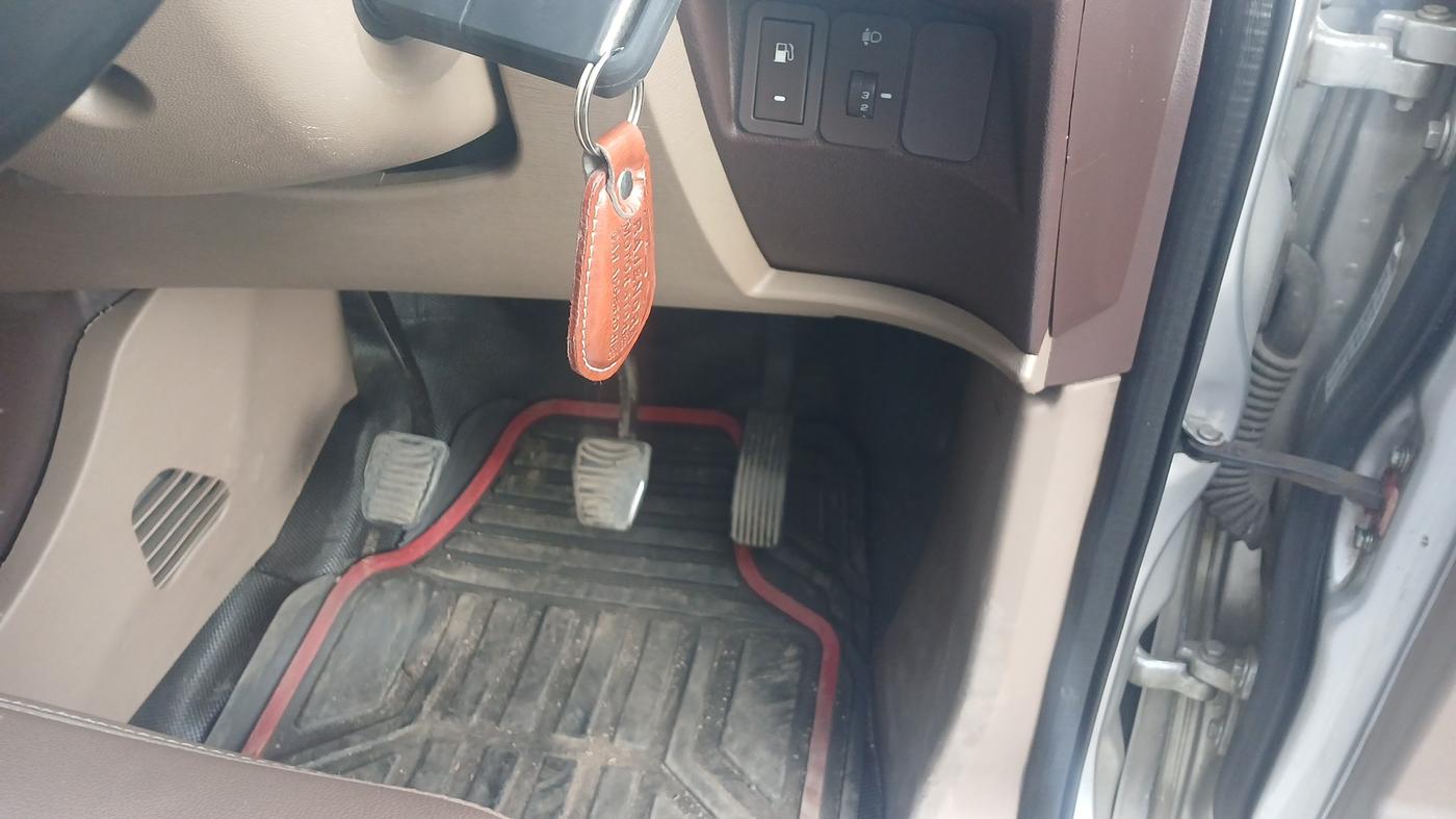 2015 Mahindra XUV500 W4, Diesel, Manual, 1,10,000 km, Pedals
