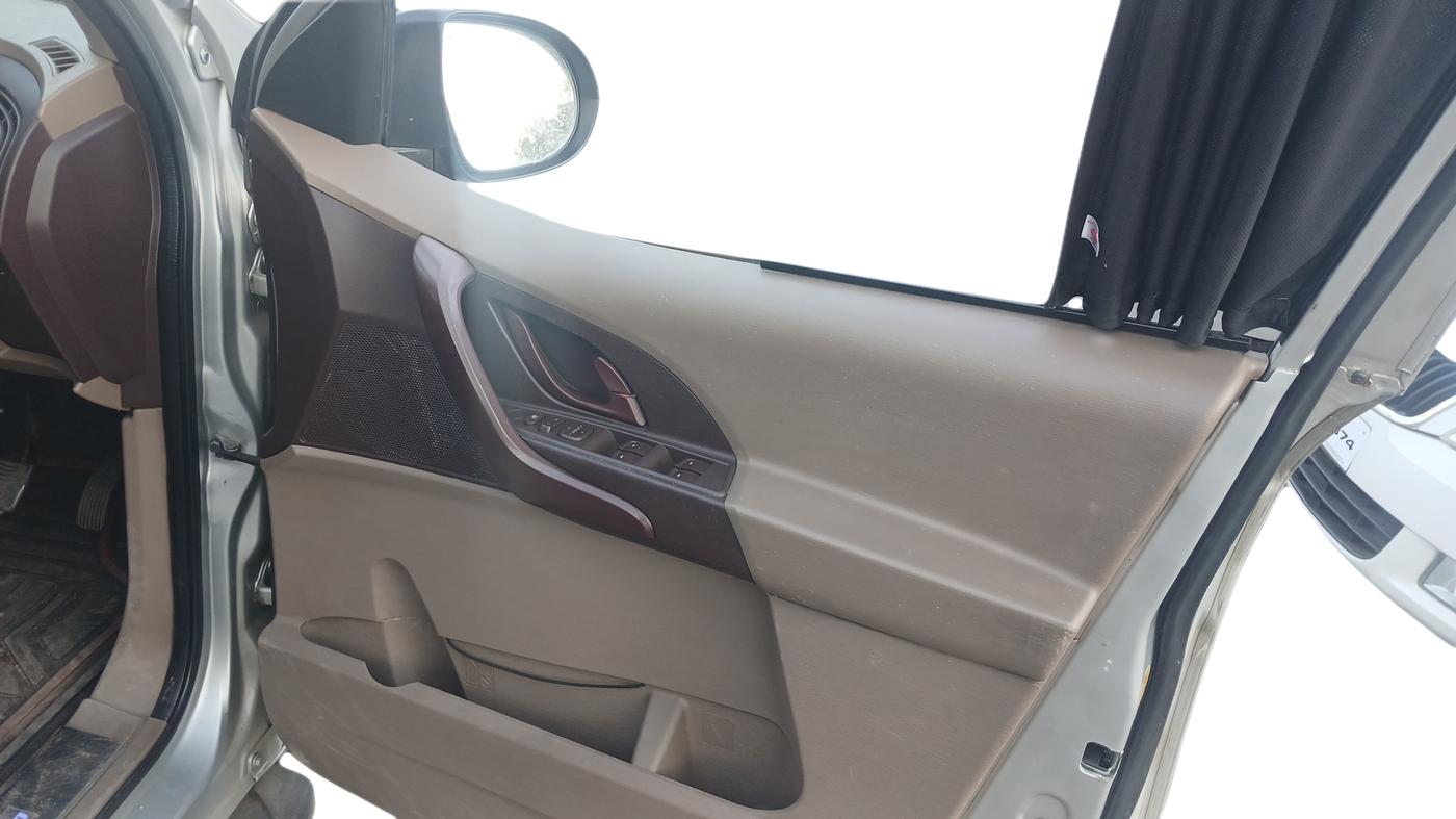 2015 Mahindra XUV500 W4, Diesel, Manual, 1,10,000 km, Driver Side Door Panel Controls