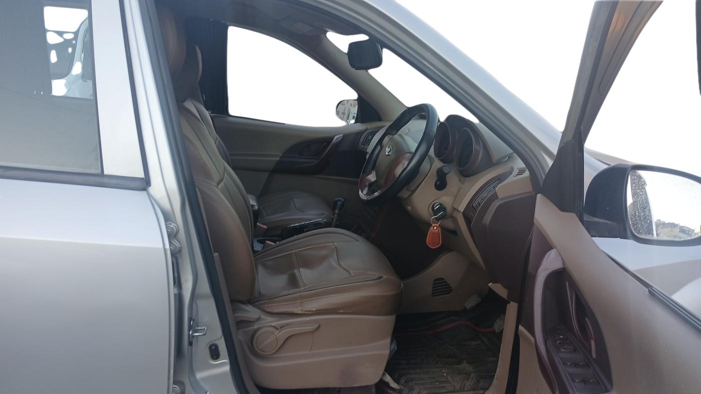 2015 Mahindra XUV500 W4, Diesel, Manual, 1,10,000 km, Right Side Front Door Cabin