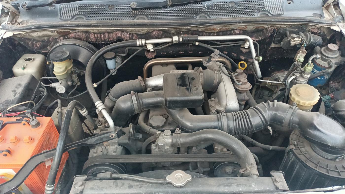 2012 Chevrolet Tavera NEO 3 LS R 10 STR BS IV, Diesel, Manual, 1,20,500 km, Open Bonnet