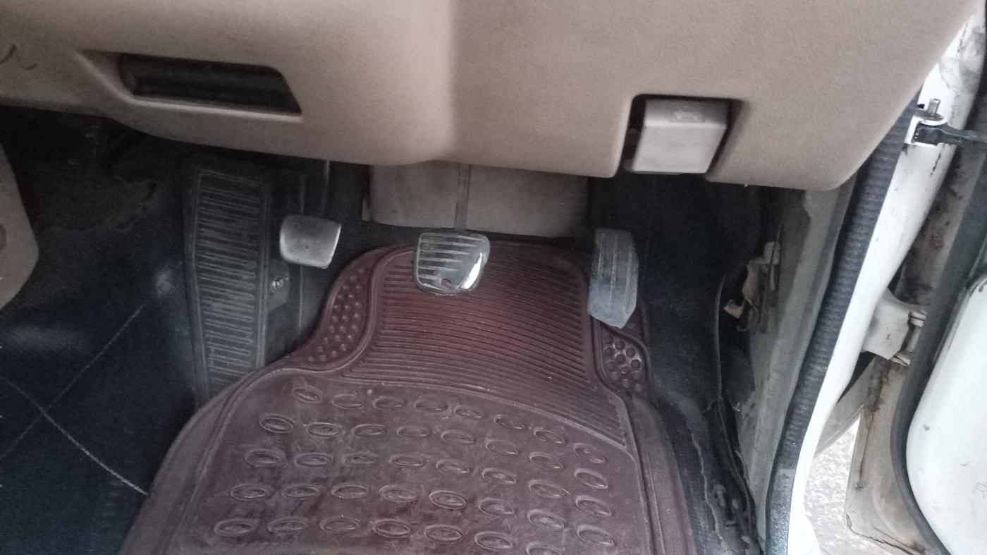 2012 Chevrolet Tavera NEO 3 LS R 10 STR BS IV, Diesel, Manual, 1,20,500 km, Pedals
