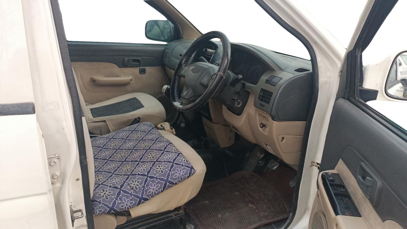 2012 Chevrolet Tavera NEO 3 LS R 10 STR BS IV, Diesel, Manual, 1,20,500 km, Right Side Front Door Cabin