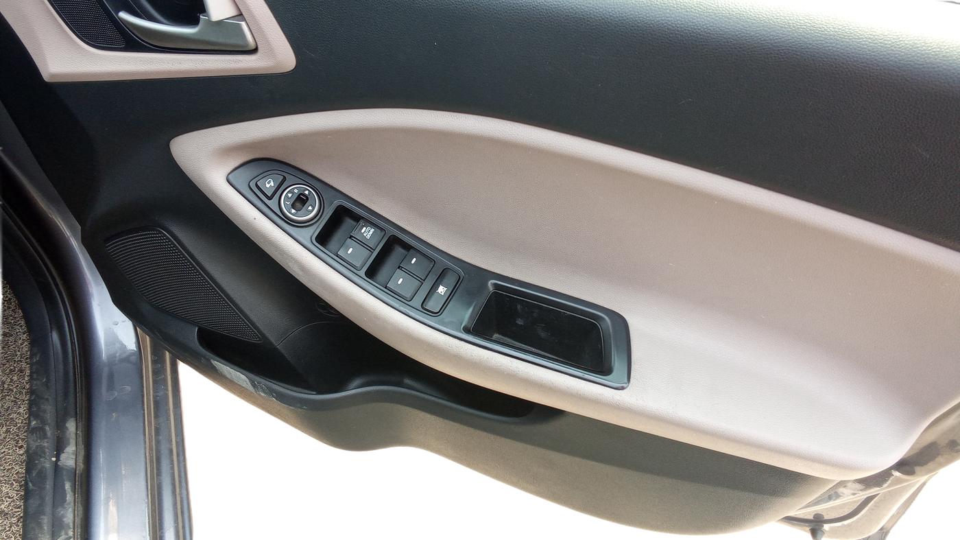 2018 Hyundai Elite i20 ASTA 1.2, Petrol, Manual, 86,551 km, Driver Side Door Panel Controls
