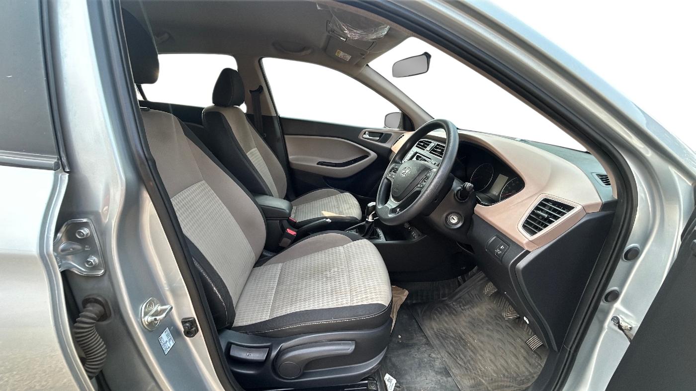 2019 Hyundai Elite i20 SPORTZ PLUS 1.4 CRDI, Diesel, Manual, 53,000 km, Right Side Front Door Cabin